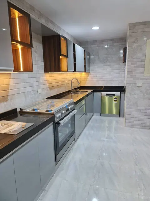 مطبخ بجدار سيراميك ووحدات زجاج